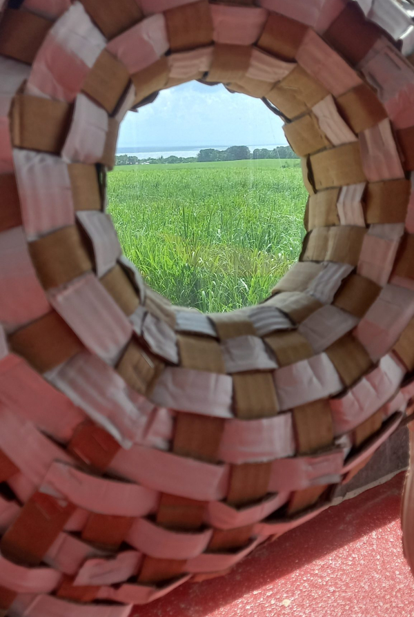 Vue du paysage depuis la Rhumerie Karukera à travers la création la Vanière