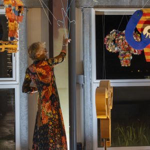 Visiteurs explorant l’exposition Hystérie Collective à Karukera