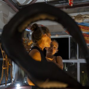 L'artiste Solen Cap lors de la restitution de l'installation Hystérie Collective