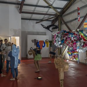 Restitution de l’exposition Hystérie Collective à Karukera, vue d’ensemble avec visiteurs