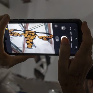 Visiteurs observant la création « Mille-feuille de tracas »