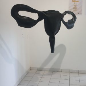 L'Émancipée dans l'installation artistique d'Hystérie Collective à l'exposition Cri de Femmes, galerie Emergenc'Art