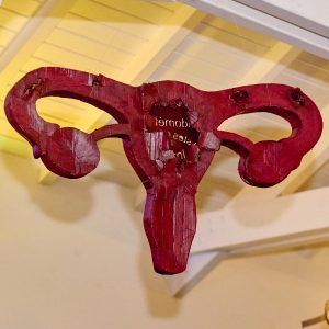 La Douloureuse, utérus en carton d'Hystérie Collective à la soirée de sensibilisation à l'endométriose organisée par le magazine Rimèd by Ewag