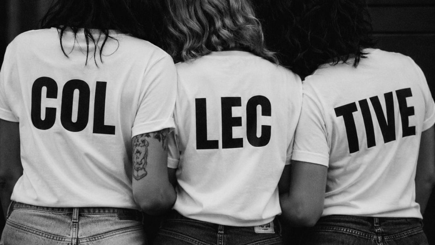 Trois femmes de dos en jean et t-shirt blanc formant le mot COLLECTIVE pour l'article "Collective, forcément collective" – Hystérie Collective