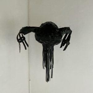 L'Hystéra, utérus d'Hystérie Collective, dans l'installation artistique de l'exposition Cri de Femmes à la galerie Emergenc'Art