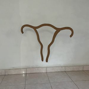 Utérus logo d'Hystérie Collective dans l'installation artistique de l'exposition Cri de Femmes à la galerie Emergenc'Art