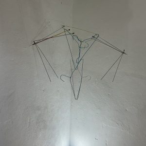 Alt text La Faiseuse d'Anges dans l'installation artistique d'Hystérie Collective à l'exposition Cri de Femmes, galerie Emergenc'Art
