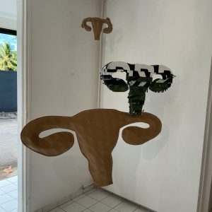 Le Grigri, la Pinatita et la Capitonnée dans l'installation artistique d'Hystérie Collective à l'exposition Cri de Femmes, galerie Emergenc'Art