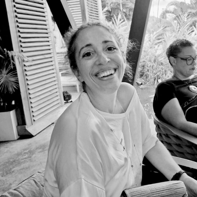 Nathalie Joris, artiste d'Hystérie Collective, à la soirée de sensibilisation à l'endométriose organisée par le magazine Rimèd by Ewag