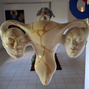 L'Ambivalence de face, utérus d'Hystérie Collective à la galerie Emergenc'Art