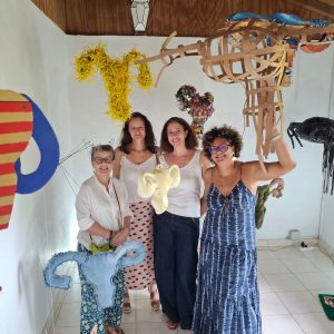 Les artistes réunies dans l'installation artistique d'Hystérie Collective à l'exposition Cri de Femmes, galerie Emergenc'Art