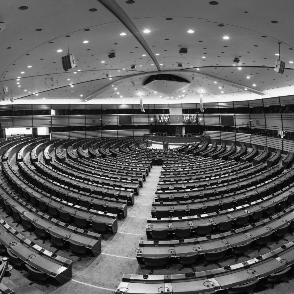 Hémicycle vide du Parlement européen, illustrant l'article sur le député Lux et le refus de légiférer sur le consentement – Hystérie Collective