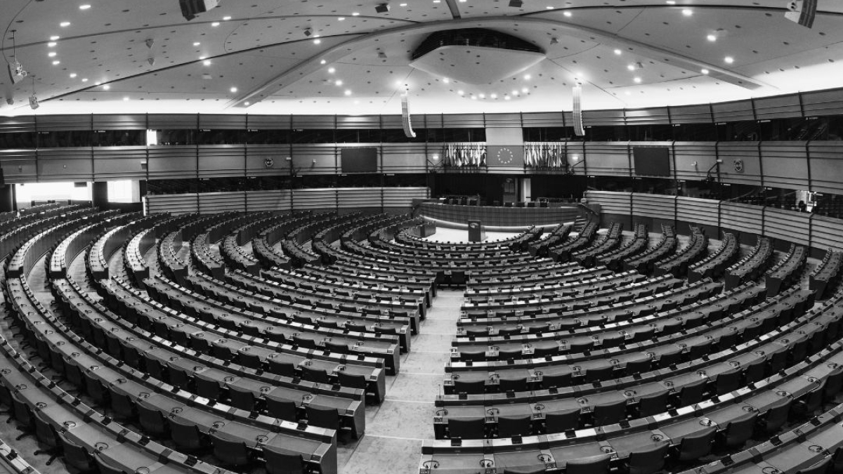 Hémicycle vide du Parlement européen, illustrant l'article sur le député Lux et le refus de légiférer sur le consentement – Hystérie Collective