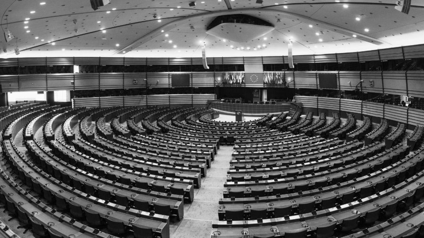 Hémicycle vide du Parlement européen, illustrant l'article sur le député Lux et le refus de légiférer sur le consentement – Hystérie Collective
