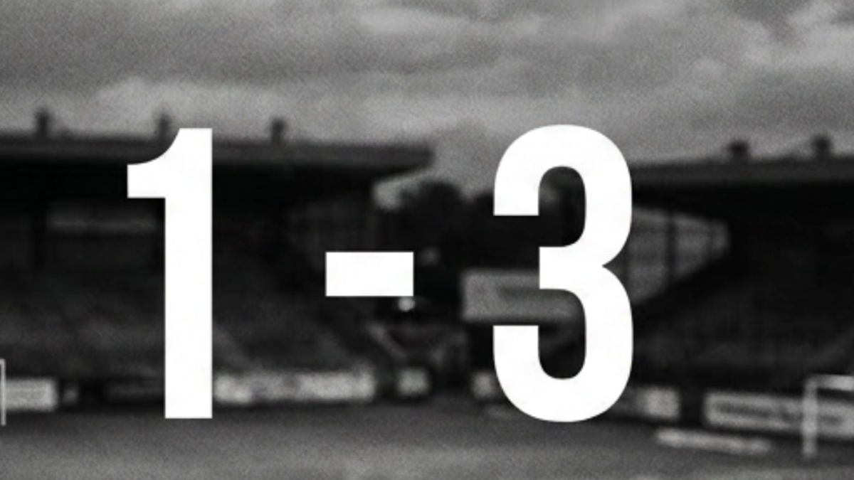 Terrain de football vide en noir et blanc, score 1-3, victoire historique de l'Union Berlin sous Marie-Louise Eta