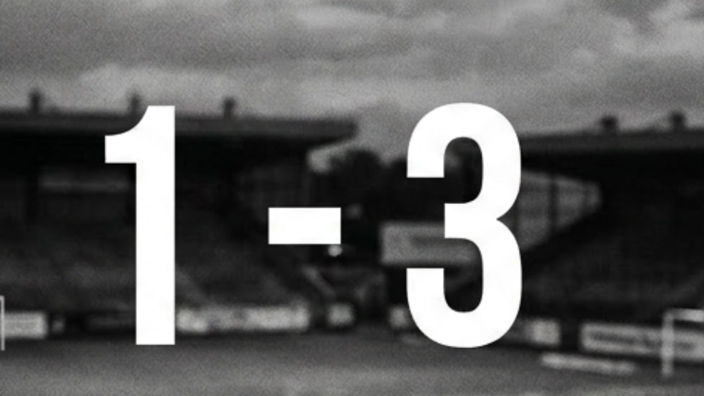 Terrain de football vide en noir et blanc, score 1-3, victoire historique de l'Union Berlin sous Marie-Louise Eta