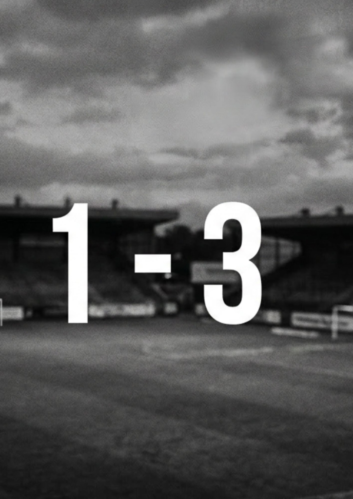 Terrain de football vide en noir et blanc, score 1-3, victoire historique de l'Union Berlin sous Marie-Louise Eta
