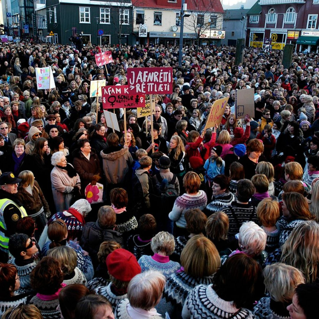 Manifestation de masse des femmes à Reykjavik lors de la grève du 24 octobre 1975 en Islande, illustrant l'article d'Hystérie Collective sur ce jour historique