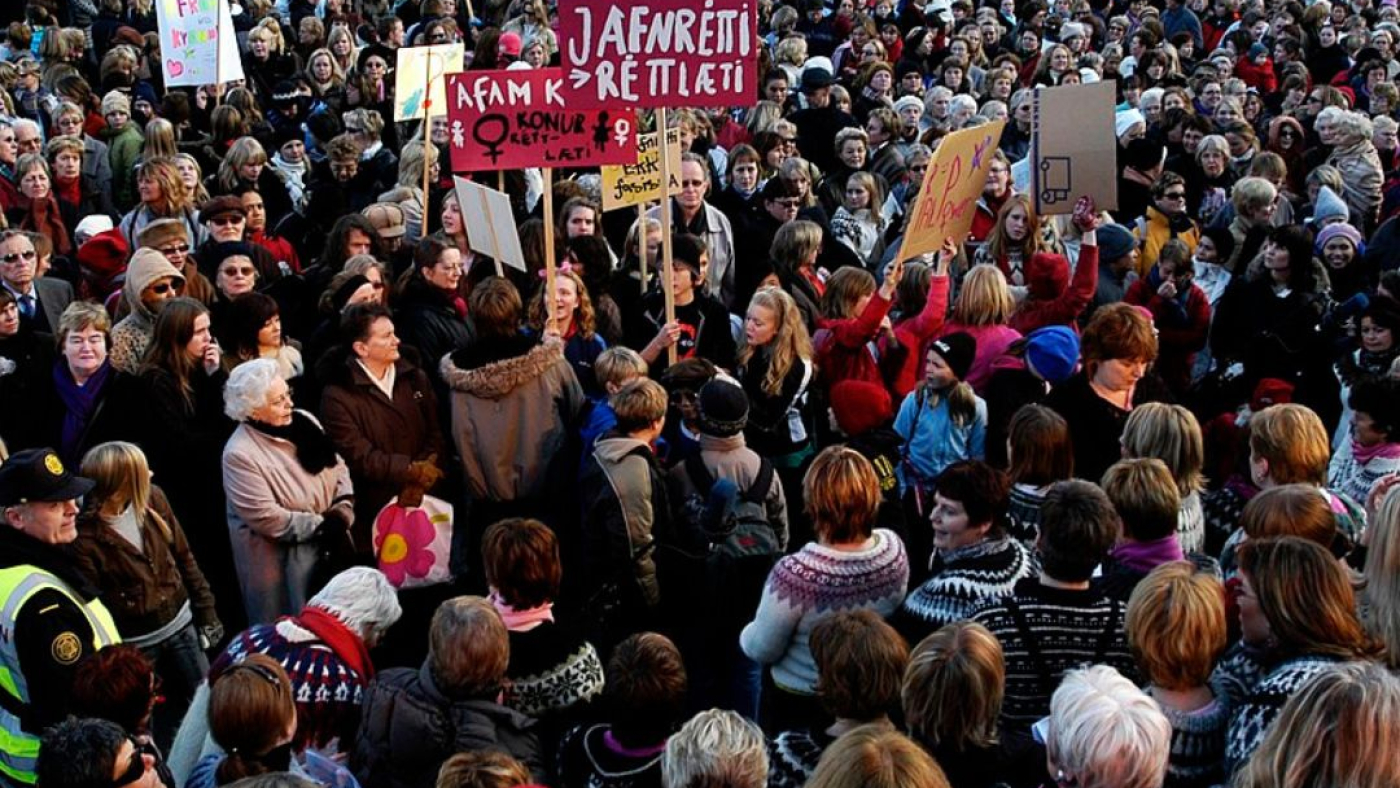 Manifestation de masse des femmes à Reykjavik lors de la grève du 24 octobre 1975 en Islande, illustrant l'article d'Hystérie Collective sur ce jour historique