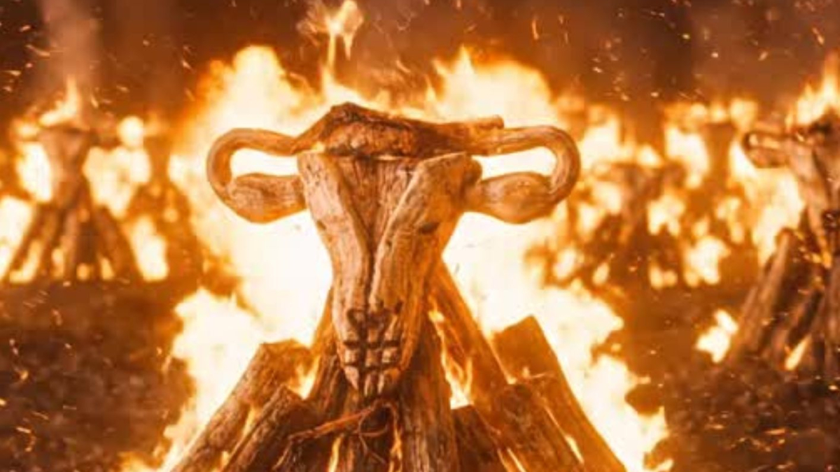 Utérus en bois sculpté sur un bûcher en flammes, illustrant l'article sur la chasse aux sorcières – Hystérie Collective