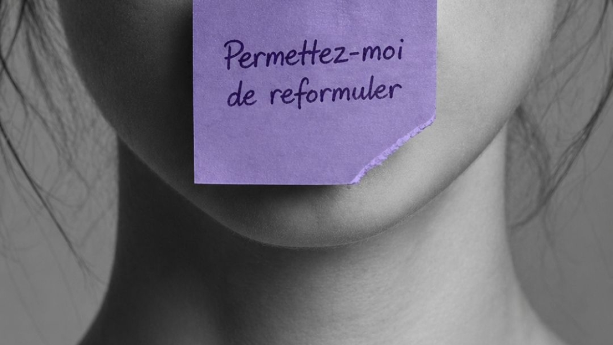 Femme avec un post-it violet "Permettez-moi de reformuler" sur la bouche, illustrant l'article sur le mansplaining – Hystérie Collective
