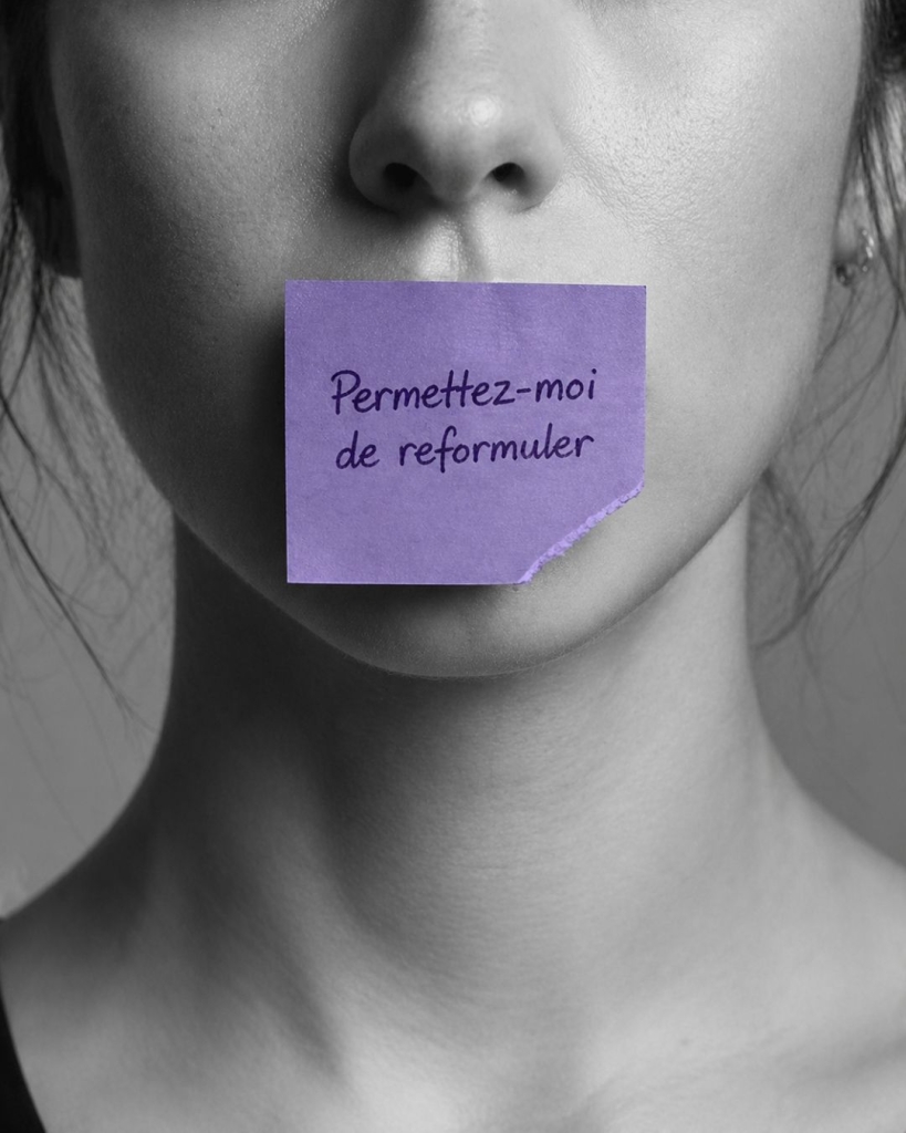 Femme avec un post-it violet "Permettez-moi de reformuler" sur la bouche, illustrant l'article sur le mansplaining – Hystérie Collective