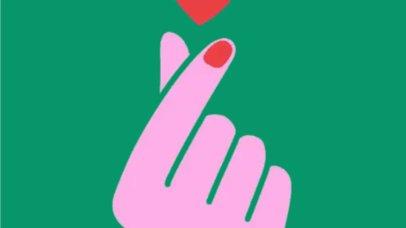 Illustration d'une main faisant un cœur coréen avec un cœur rouge sur fond vert, illustrant l'article My Voice My Choice sur les droits des femmes – Hystérie Collective